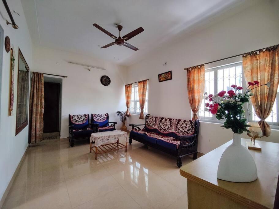 Comfy 2-Bedroom House In Sanjaynagar, Bengaluru Luaran gambar