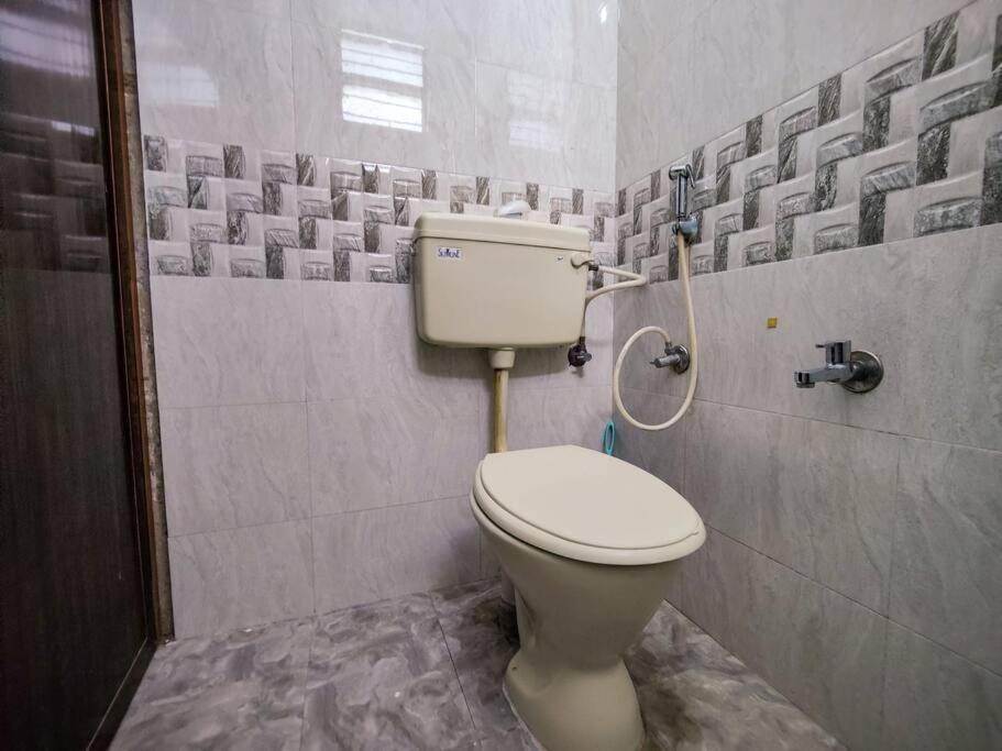 Comfy 2-Bedroom House In Sanjaynagar, Bengaluru Luaran gambar
