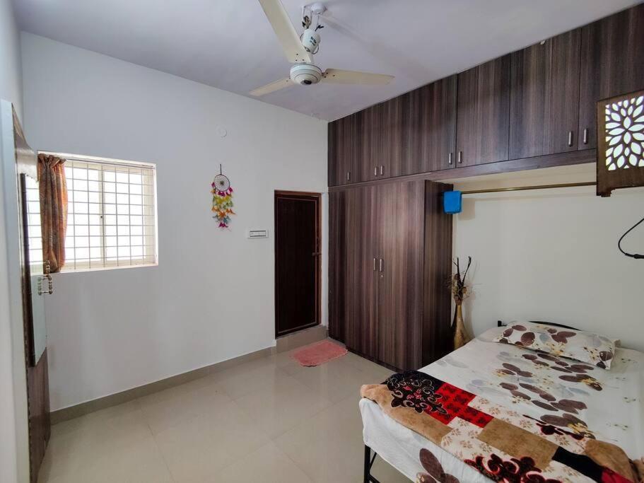 Comfy 2-Bedroom House In Sanjaynagar, Bengaluru Luaran gambar
