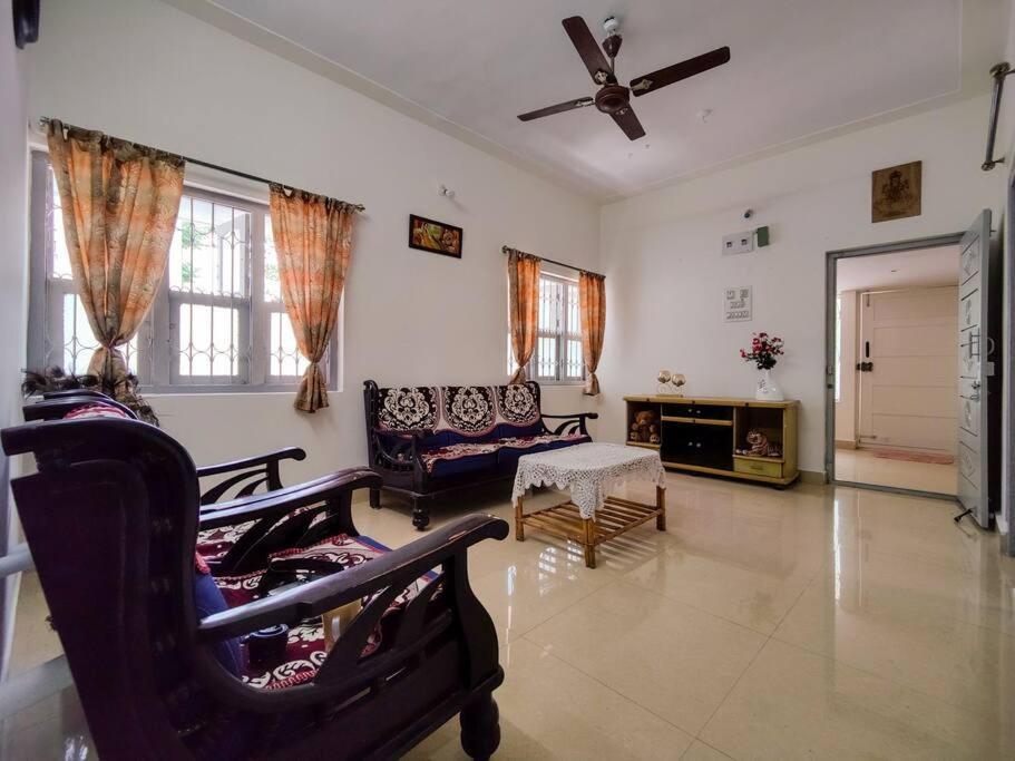 Comfy 2-Bedroom House In Sanjaynagar, Bengaluru Luaran gambar