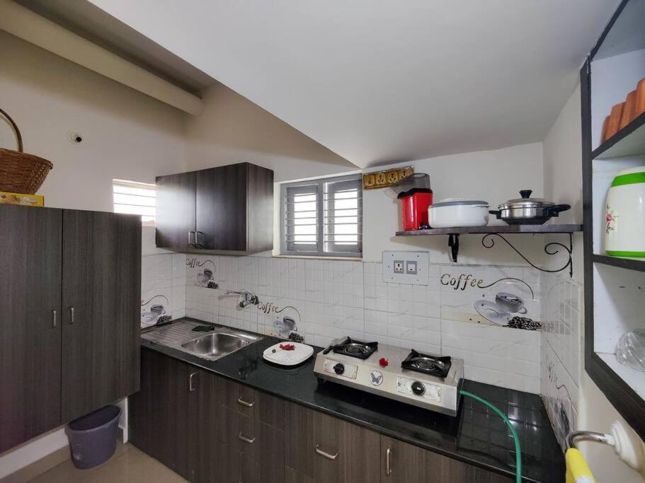 Comfy 2-Bedroom House In Sanjaynagar, Bengaluru Luaran gambar