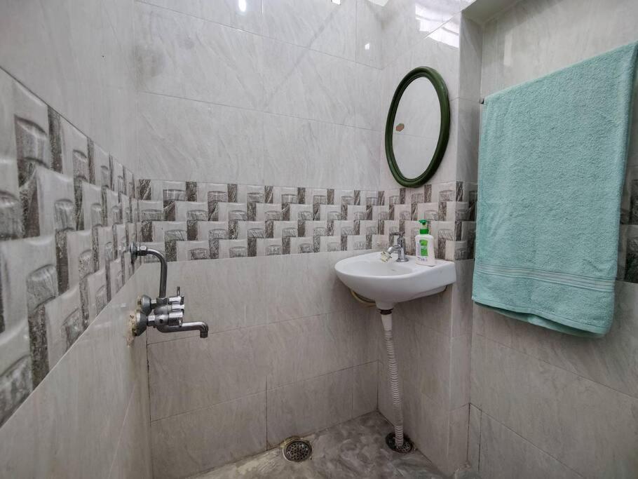 Comfy 2-Bedroom House In Sanjaynagar, Bengaluru Luaran gambar