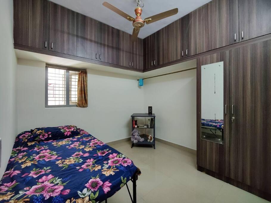 Comfy 2-Bedroom House In Sanjaynagar, Bengaluru Luaran gambar